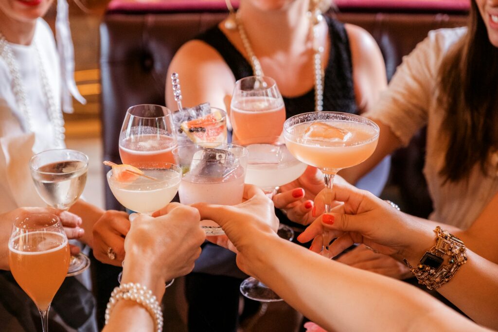 Sip Smart, Not Sorry: 15 Delicious Low-Calorie Drinks to Order If You’re Cutting Calories (and What to Avoid)